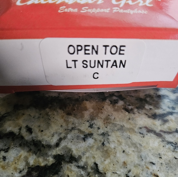 New In Box Hooters Pantyhose Open Toe Light Suntan C 5'3-5'8  Feet 105-140 lbs - Picture 6 of 7